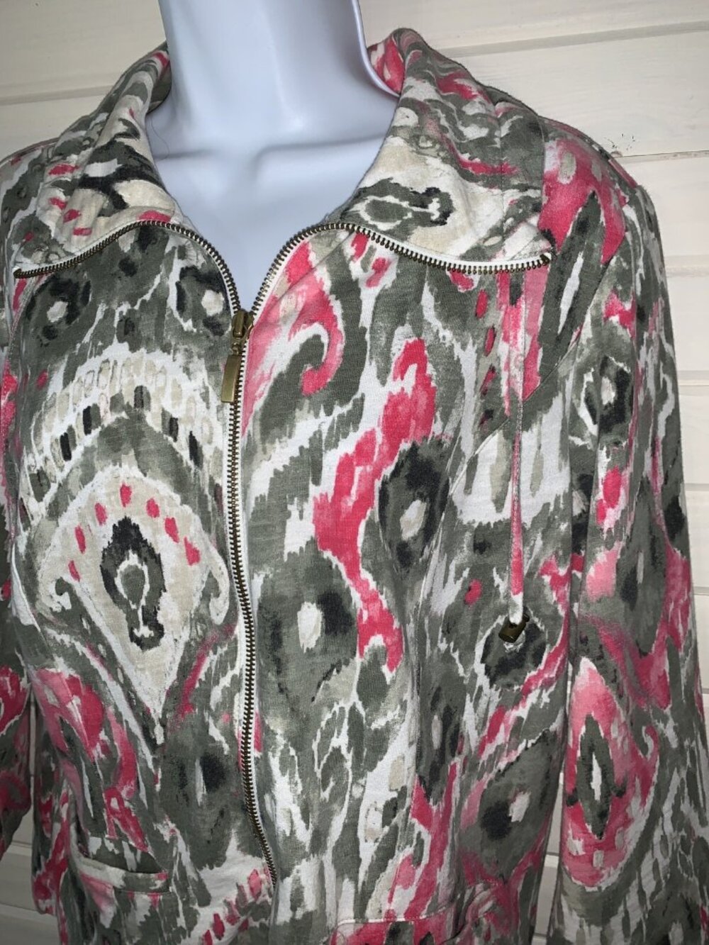 Chicos Sz 1 (MEDIUM) Crop Pink Gray White Ikat Jacket High Neck Full Zip EUC